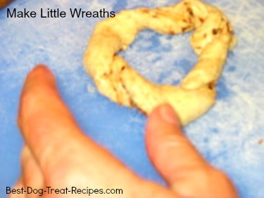 Make little taralli wreaths